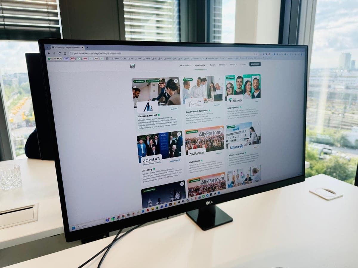 Die Übersicht der Partnerberatungen im In&Out Consulting Compass auf einem Bildschirm
