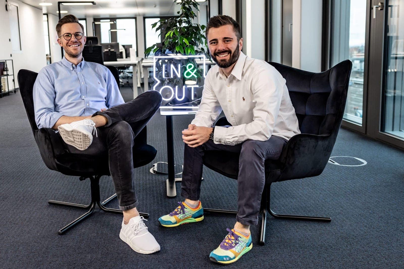 Moritz Wolf und Niclas Siebold im In&Out-Büro in München