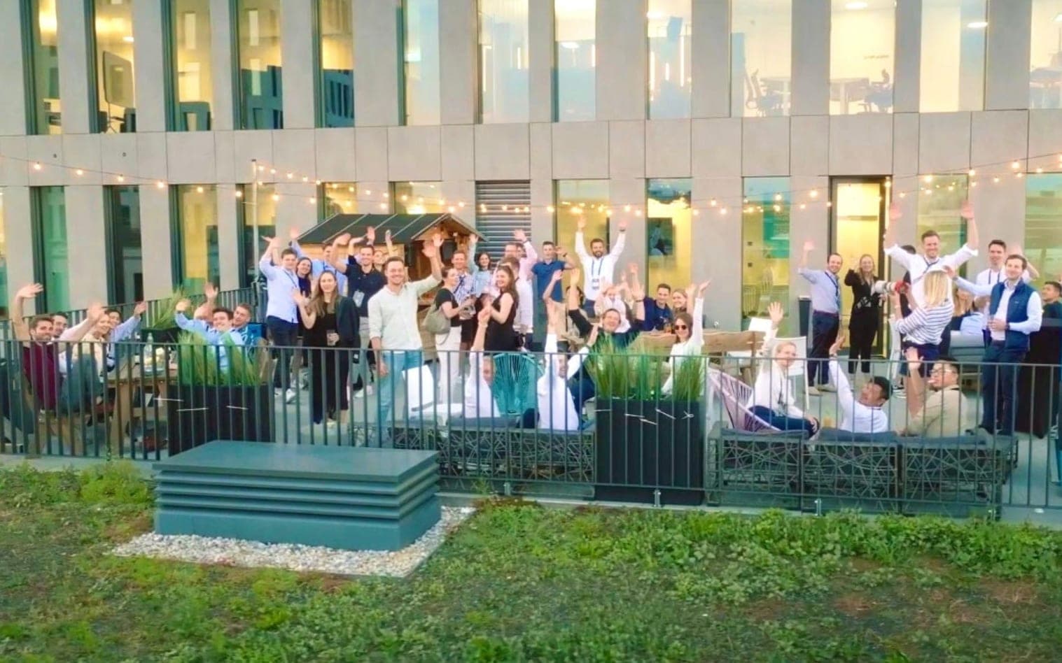 Das Team von In&Out Consulting beim Rooftop-Event auf der Dachterrasse
